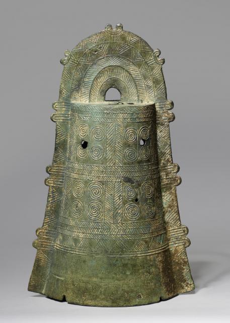 重要文化財　袈裟襷文銅鐸　大阪府太子町鹿谷寺出土　辰馬考古資料館蔵
