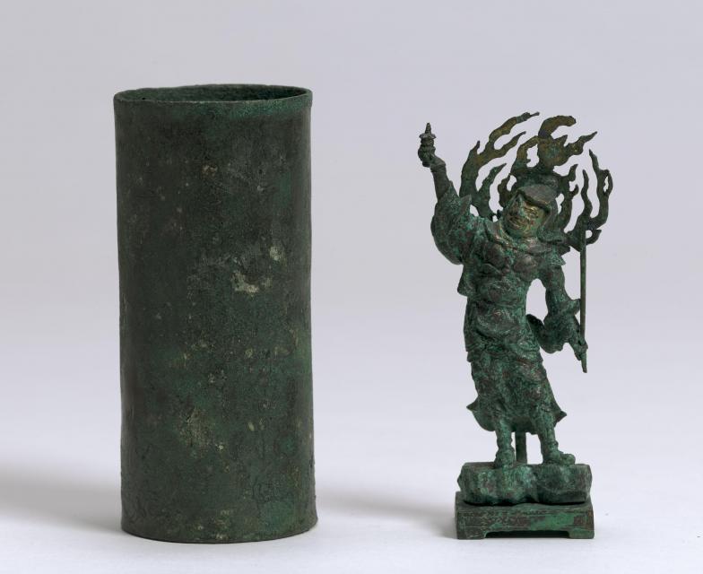 重要文化財　花背別所経塚出土品のうち銅筒と毘沙門天立像　文化庁蔵