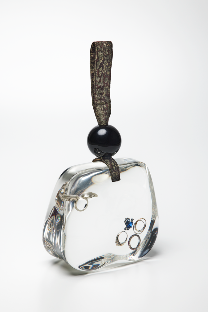 テッド・ノーテン《Chisaka‘s Bag》2006年リング、アクリル樹脂 専門学校ヒコ・みづのジュエリーカレッジ蔵 ⒸTed Noten 撮影：渞忠之