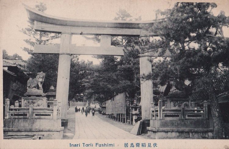 昭和初期の伏見稲荷大社表参道。現在は狐の像があるところに狛犬が見えます。